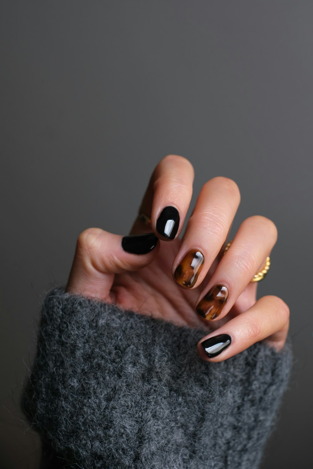Black and tortoiseshell manicure